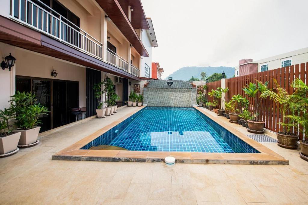Oyo 343 Wanna Marine Hotel Patong Exterior photo