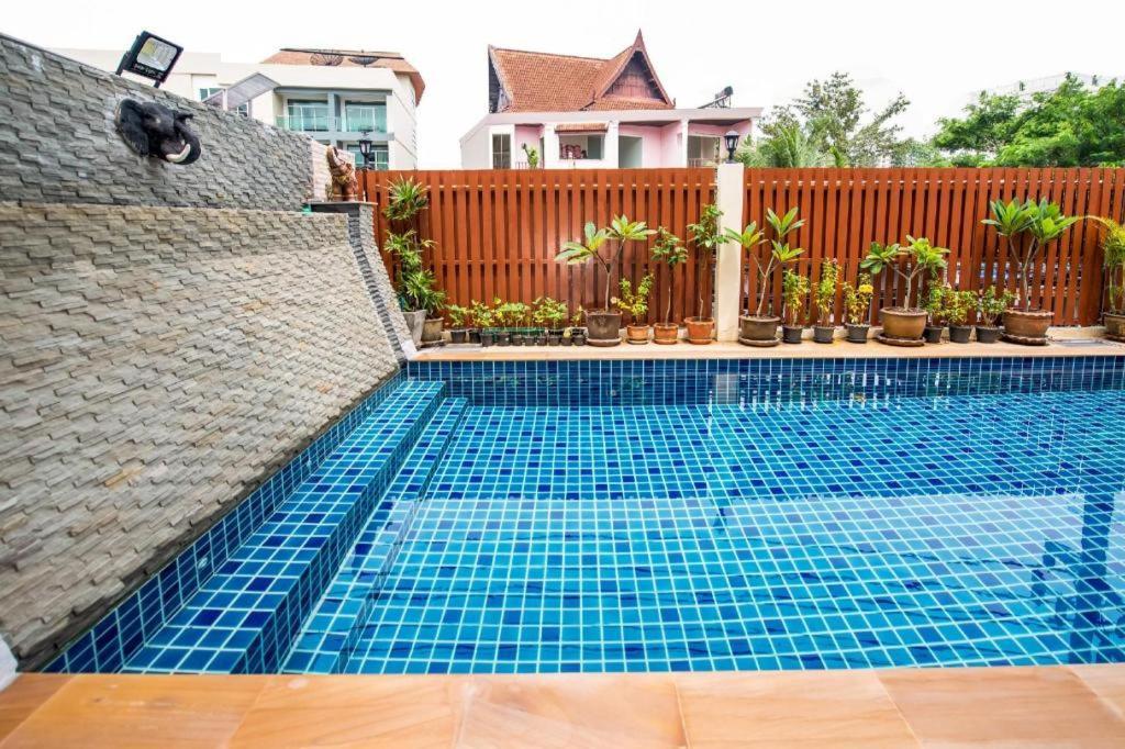 Oyo 343 Wanna Marine Hotel Patong Exterior photo