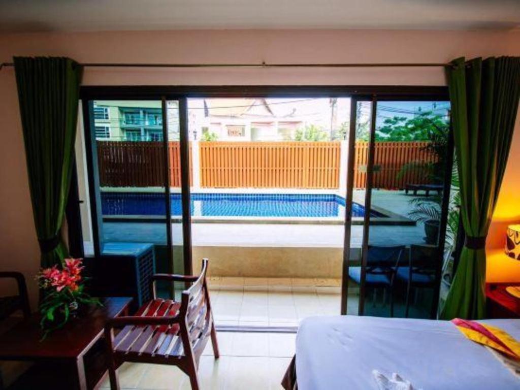 Oyo 343 Wanna Marine Hotel Patong Exterior photo