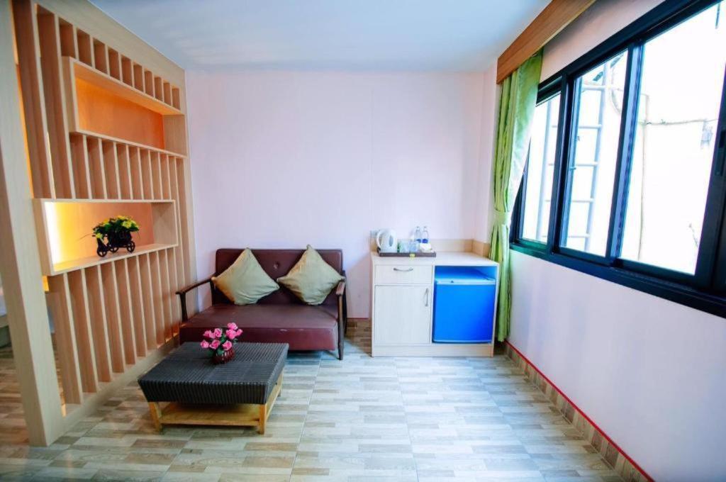 Oyo 343 Wanna Marine Hotel Patong Exterior photo